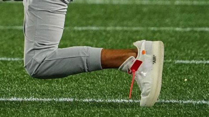 Broadcast Highlights Mike McDaniel's Off-White Nike Shoes and Attire for Two Minutes - SarkariResult