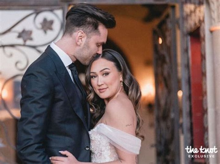 Lauren Riihimaki aka LaurDIY’s age, Boyfriend, dating, height, tattoo & makeup talks